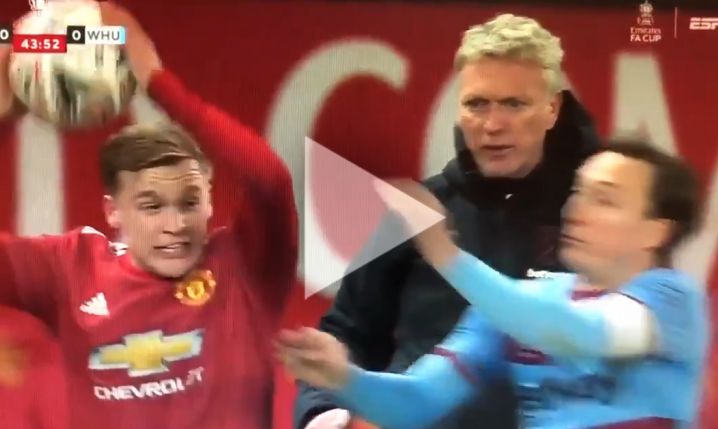 Van de Beek wyrzuca piłkę z autu, a piłkarz West Hamu... [VIDEO]